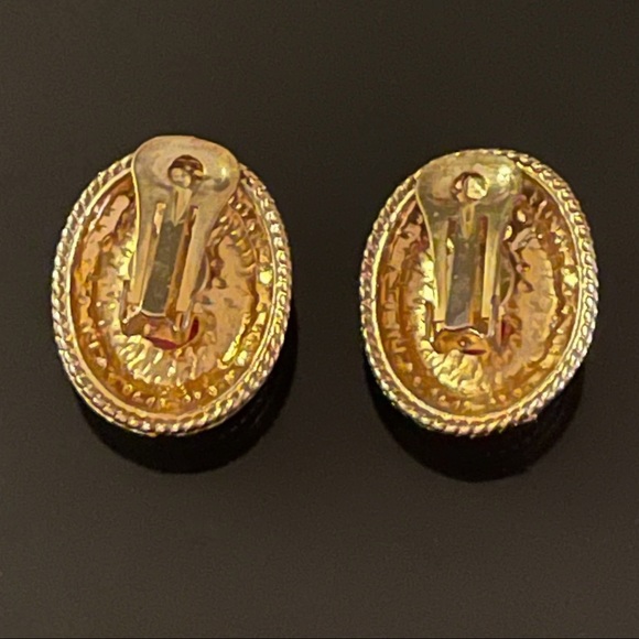 ✨Stunning Cameo Vintage Clip On Earrings - Picture 2 of 2